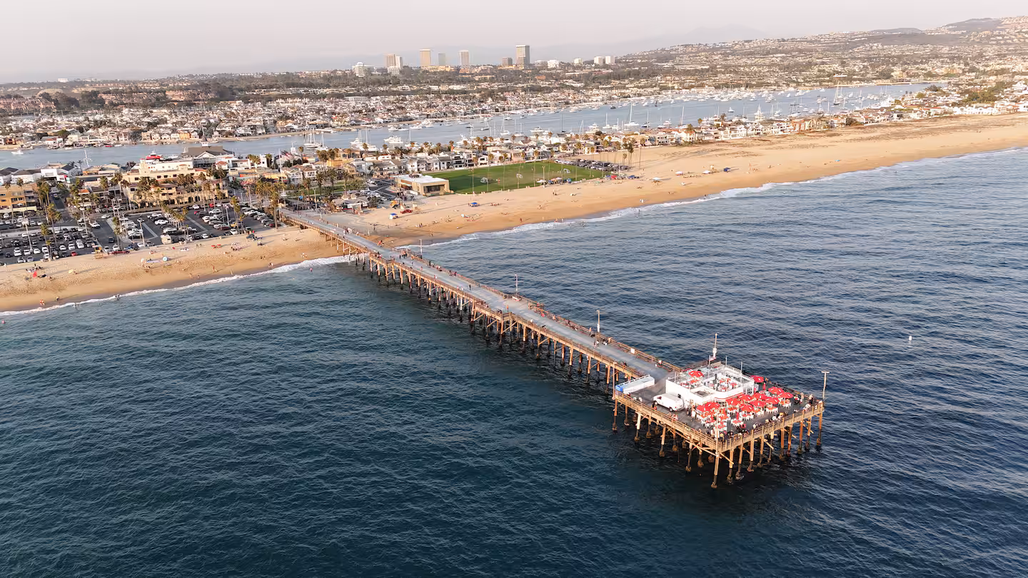 Beachfront vacation rental on the Balboa Peninsula boardwalk, Newport Beach — photo 1