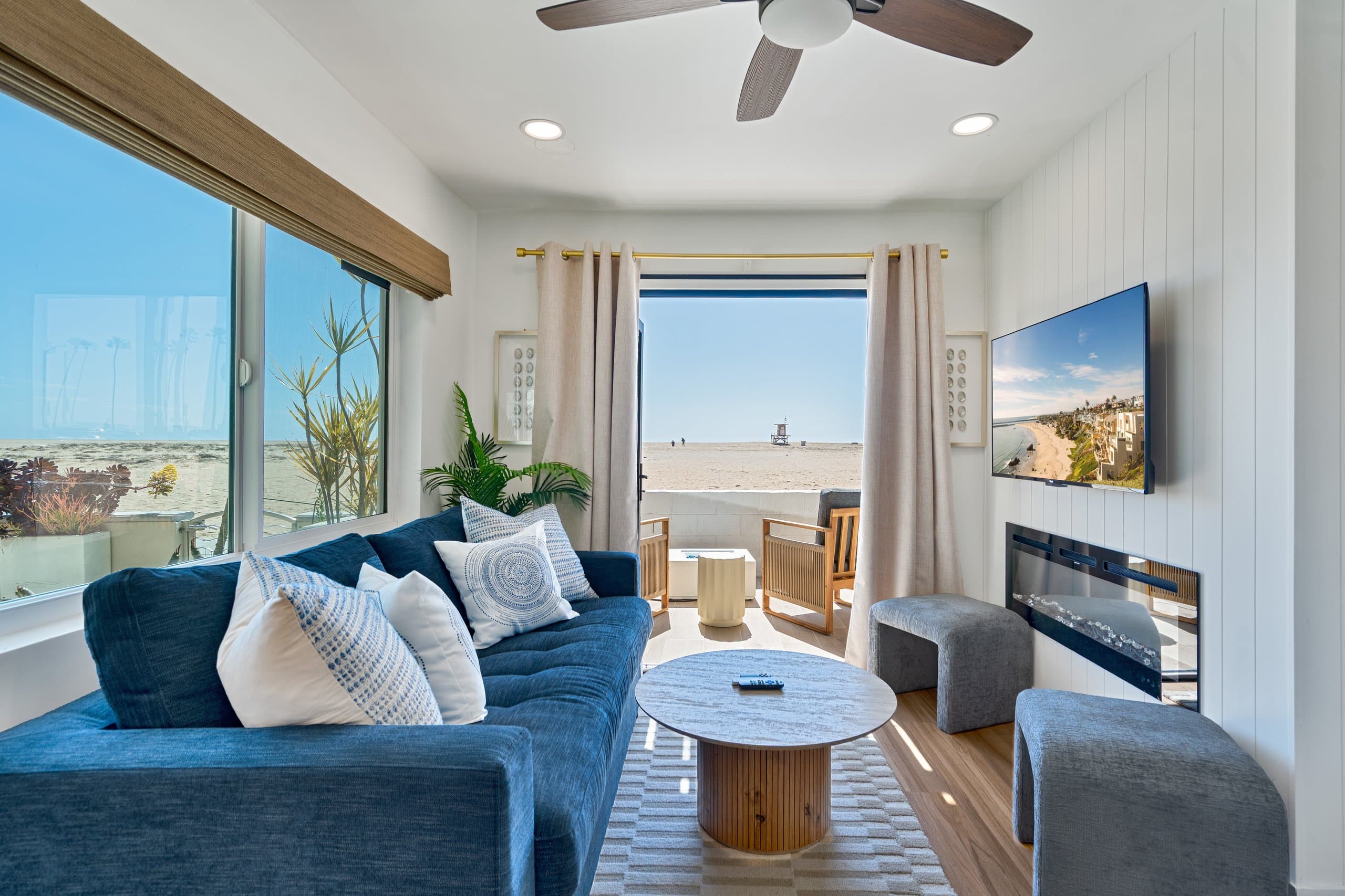 Beachfront vacation rental on the Balboa Peninsula boardwalk, Newport Beach — photo 2