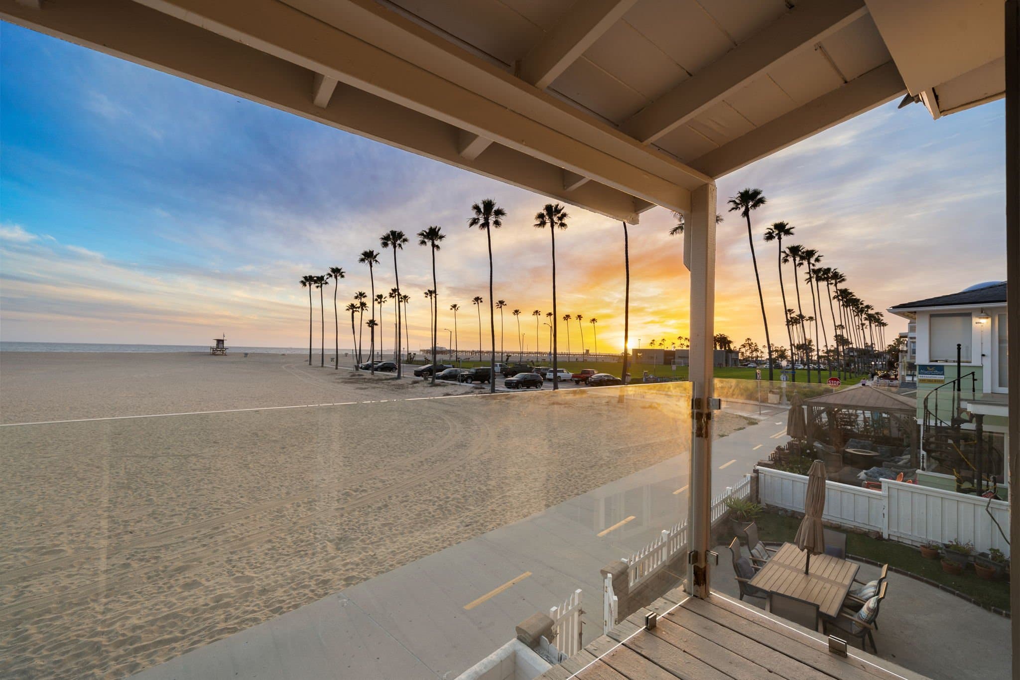 Beachfront vacation rental on the Balboa Peninsula boardwalk, Newport Beach — photo 4